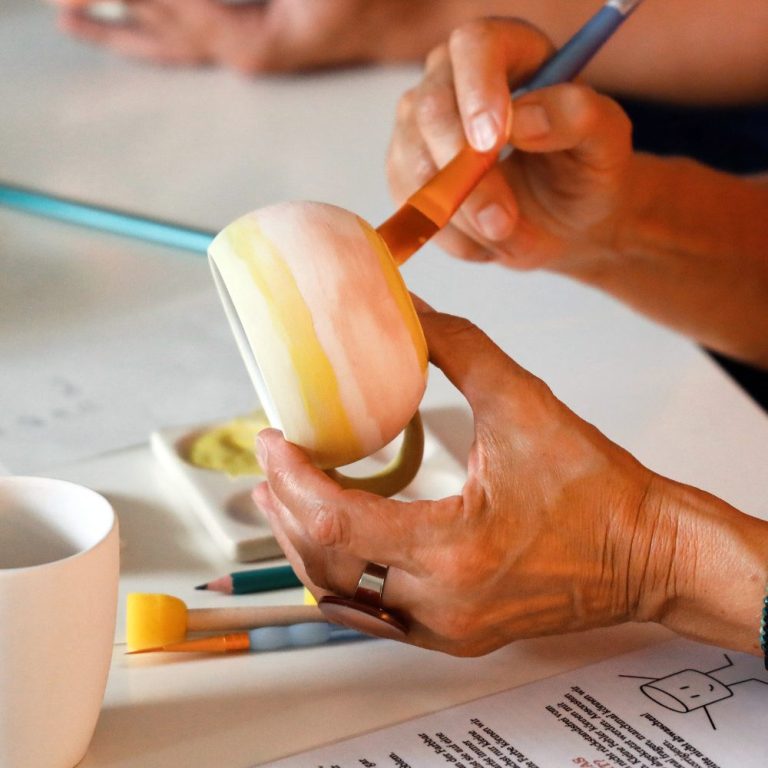 Keramik Tasse bemalen mit Pinsel  Malstudio Altenkirchen