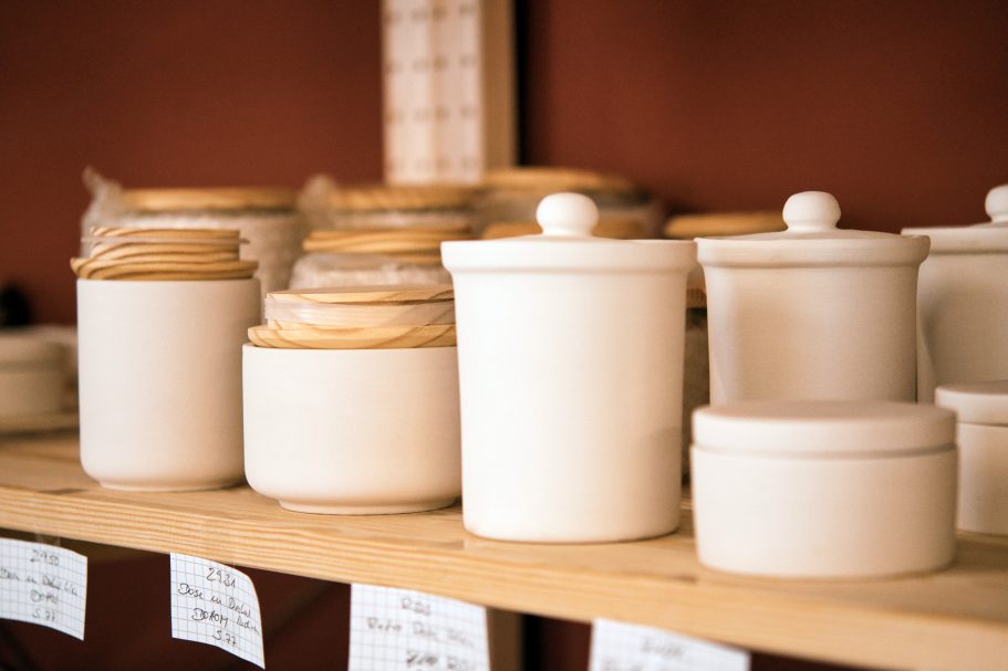 Keramik Töpfe im Schrank