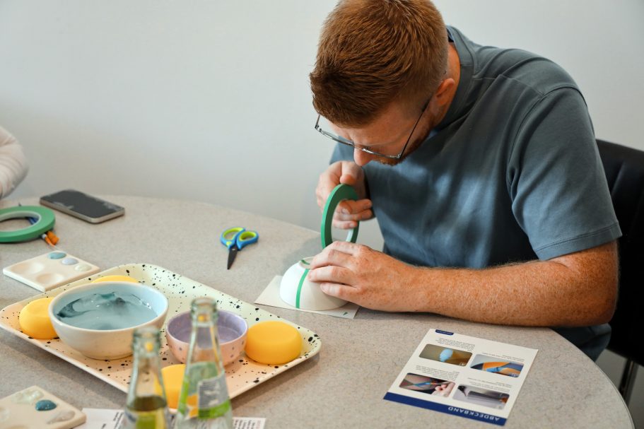 Mann beim Keramik bemalen  Malstudio Altenkirchen